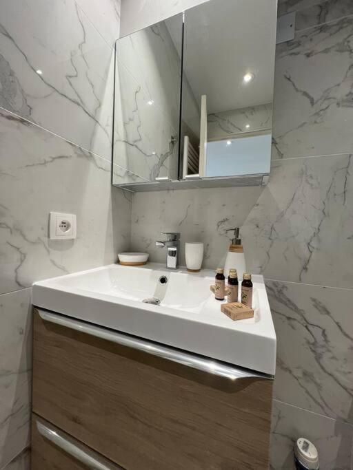 Appartement Superbe 2 Pieces, Equipe Centre De Cannes.